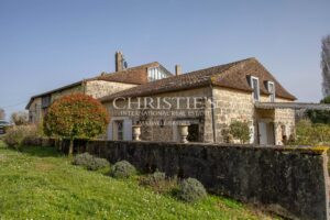 Ferme Enchantée avec Caractéristiques de Design Uniques et Appartement Atteignant sur 4 Hectares de Parc