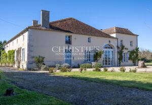 Elegant Manoir featuring Guest Accommodation and meticulously landscaped gardens