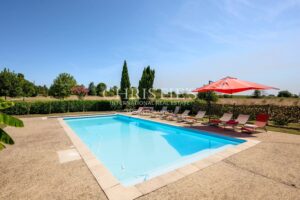 Manoir élégant avec un cottage de garde et des jardins soigneusement aménagés