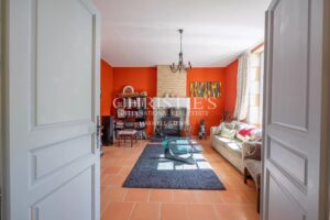 Manoir élégant avec un cottage de garde et des jardins soigneusement aménagés