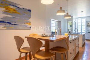 Manoir élégant avec un cottage de garde et des jardins soigneusement aménagés