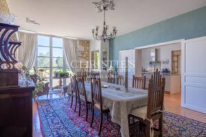 Manoir élégant avec un cottage de garde et des jardins soigneusement aménagés