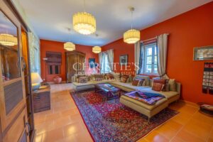 Manoir élégant avec un cottage de garde et des jardins soigneusement aménagés