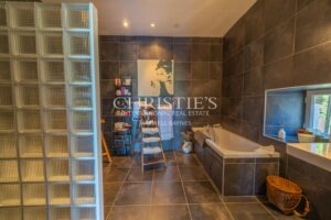 Manoir élégant avec un cottage de garde et des jardins soigneusement aménagés