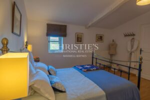 Manoir élégant avec un cottage de garde et des jardins soigneusement aménagés