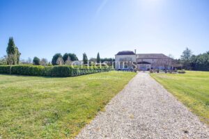 Manoir élégant avec un cottage de garde et des jardins soigneusement aménagés