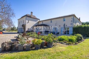 Manoir élégant avec un cottage de garde et des jardins soigneusement aménagés