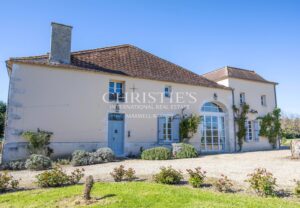 Manoir élégant avec un cottage de garde et des jardins soigneusement aménagés