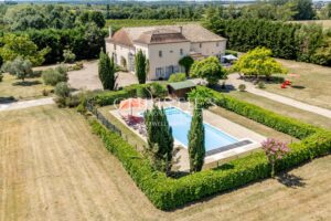 Manoir élégant avec un cottage de garde et des jardins soigneusement aménagés
