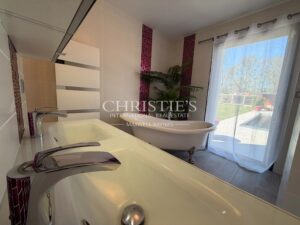 Belle villa contemporaine baignée de lumière