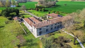 Manoir Seigneurial avec magnifique piscine et vues panoramiques