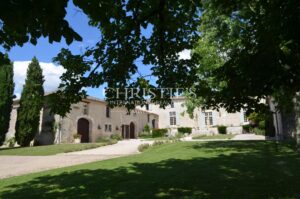 Beautiful Château with gîte and organic vineyard in the Bergerac region
