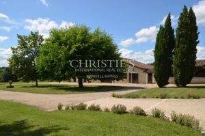 Beautiful Château with gîte and organic vineyard in the Bergerac region