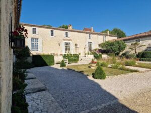 Beautiful Château with gîte and organic vineyard in the Bergerac region