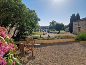 Beautiful Château with gîte and organic vineyard in the Bergerac region