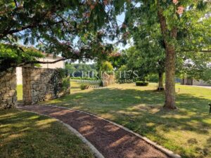 Beau château avec gîte et vignoble biologique dans la région de Bergerac