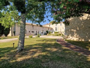 Beau château avec gîte et vignoble biologique dans la région de Bergerac