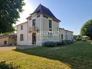 Beau château avec gîte et vignoble biologique dans la région de Bergerac