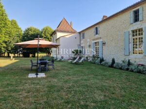 Beau château avec gîte et vignoble biologique dans la région de Bergerac