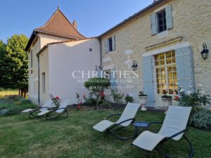 Beau château avec gîte et vignoble biologique dans la région de Bergerac