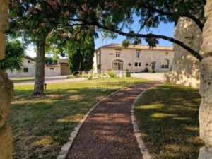 Beautiful Château with gîte and organic vineyard in the Bergerac region