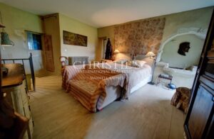 Close to Bordeaux and Saint-Émilion, a stone character house with panoramic views over the Entre-Deux-Mers hillsides