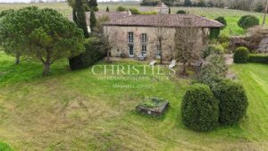Close to Bordeaux and Saint-Émilion, a stone character house with panoramic views over the Entre-Deux-Mers hillsides