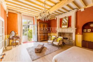 Superb 16th-Century fortified property with tourism & events potential in the heart of the Entre-Deux-Mers