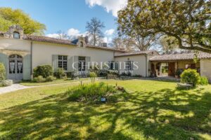 Superb 16th-Century fortified property with tourism & events potential in the heart of the Entre-Deux-Mers