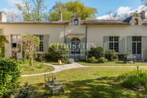 Superb 16th-Century fortified property with tourism & events potential in the heart of the Entre-Deux-Mers