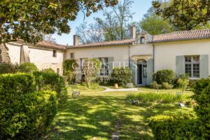 Superb 16th-Century fortified property with tourism & events potential in the heart of the Entre-Deux-Mers