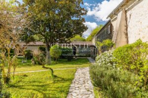Superb 16th-Century fortified property with tourism & events potential in the heart of the Entre-Deux-Mers