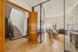 BORDEAUX SAINT-GENÈS – ELEGANT TOWNHOUSE WITH GARDEN