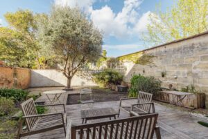 BORDEAUX SAINT-GENÈS – ELEGANT TOWNHOUSE WITH GARDEN