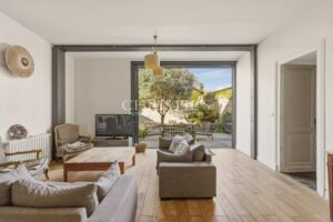 BORDEAUX SAINT-GENÈS – ELEGANT TOWNHOUSE WITH GARDEN