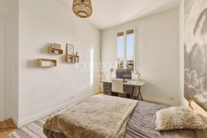 BORDEAUX SAINT-GENÈS – ELEGANT TOWNHOUSE WITH GARDEN