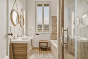 BORDEAUX SAINT-GENÈS – ELEGANT TOWNHOUSE WITH GARDEN