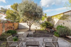 BORDEAUX SAINT-GENÈS – ELEGANT TOWNHOUSE WITH GARDEN