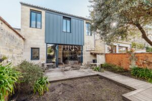 BORDEAUX SAINT-GENÈS – ELEGANT TOWNHOUSE WITH GARDEN