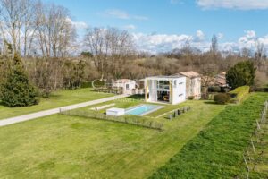 Alliance d’une architecture contemporaine et d’une maison en pierre de taille