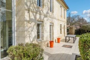 Alliance d’une architecture contemporaine et d’une maison en pierre de taille