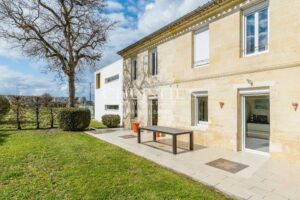 Alliance d’une architecture contemporaine et d’une maison en pierre de taille