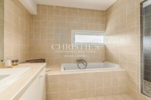 Alliance d’une architecture contemporaine et d’une maison en pierre de taille