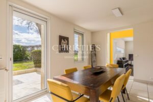 Alliance d’une architecture contemporaine et d’une maison en pierre de taille