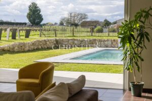 Alliance d’une architecture contemporaine et d’une maison en pierre de taille