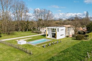 Alliance d’une architecture contemporaine et d’une maison en pierre de taille