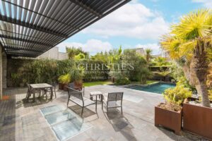 Demeure d’Architecte au Design Contemporain – 5 Chambres, Garage et Piscine