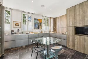 Demeure d’Architecte au Design Contemporain – 5 Chambres, Garage et Piscine