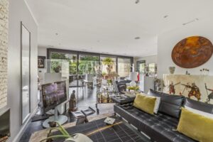 Demeure d’Architecte au Design Contemporain – 5 Chambres, Garage et Piscine