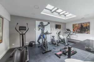 Demeure d’Architecte au Design Contemporain – 5 Chambres, Garage et Piscine